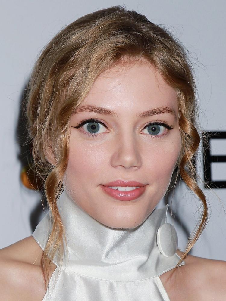 Photo of Grace Van Dien