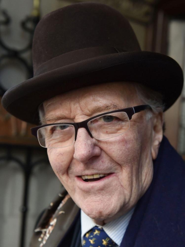 Photo of Robert Hardy