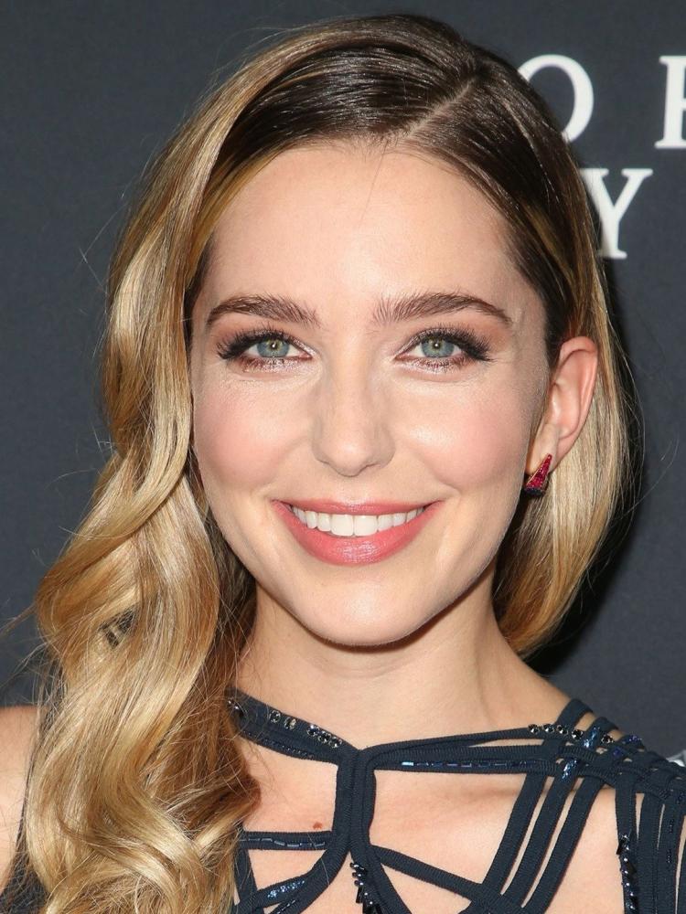 Photo of Jessica Rothe